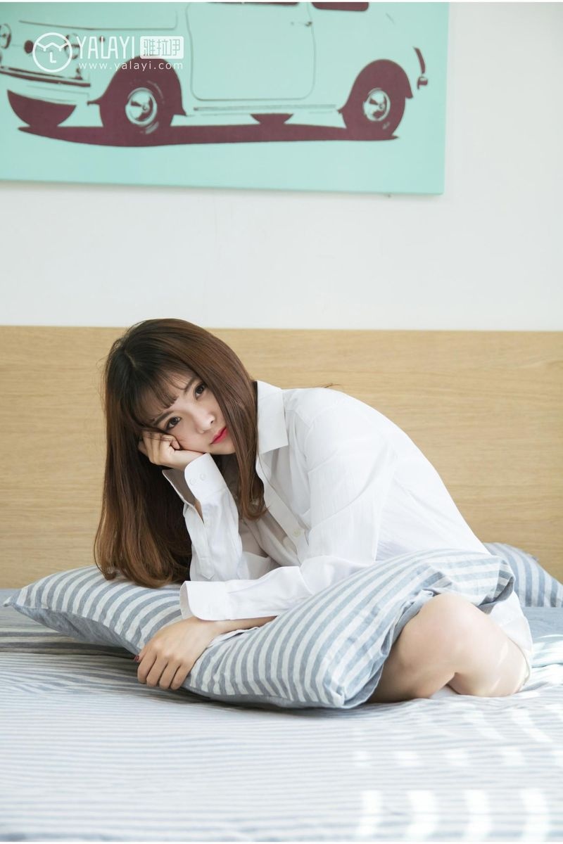 清纯少女阳阳性感白衬衫私房写真照