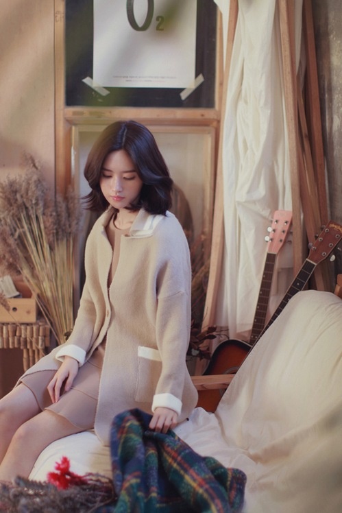 气质短发美女柔情似水室内唯美写真图片