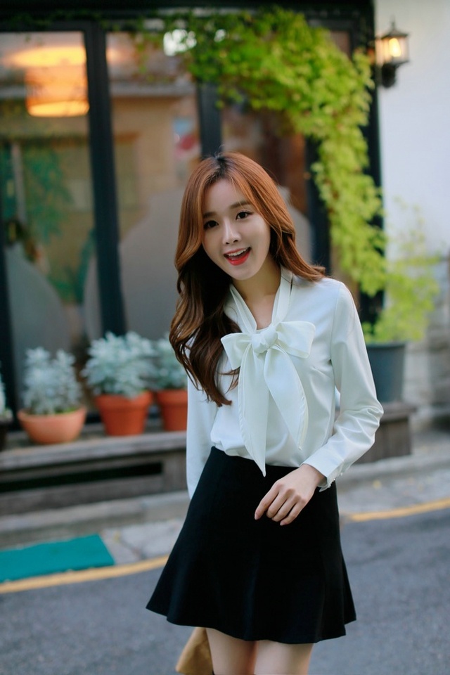 气质卷发美女中袜美腿职业装性感街拍美图