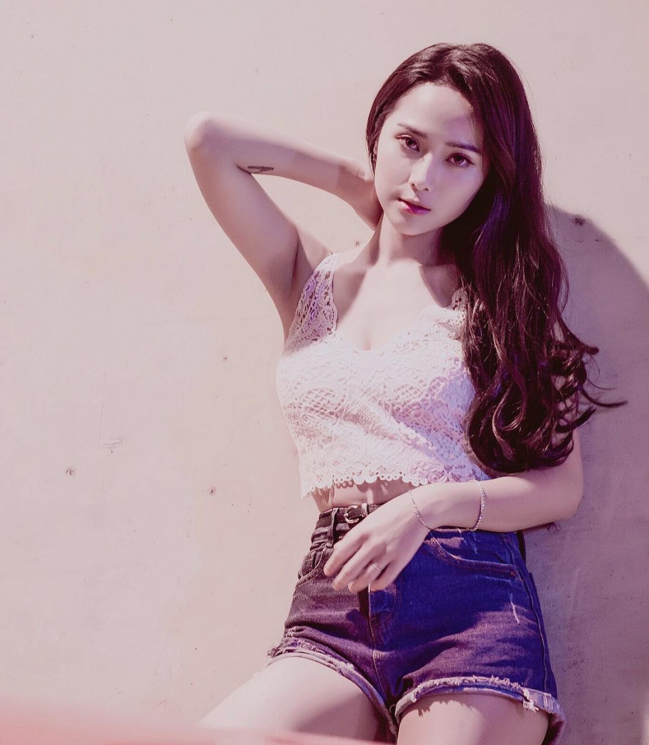 性感酥胸美女校花Lynne雨玄热裤美腿诱人写真图片