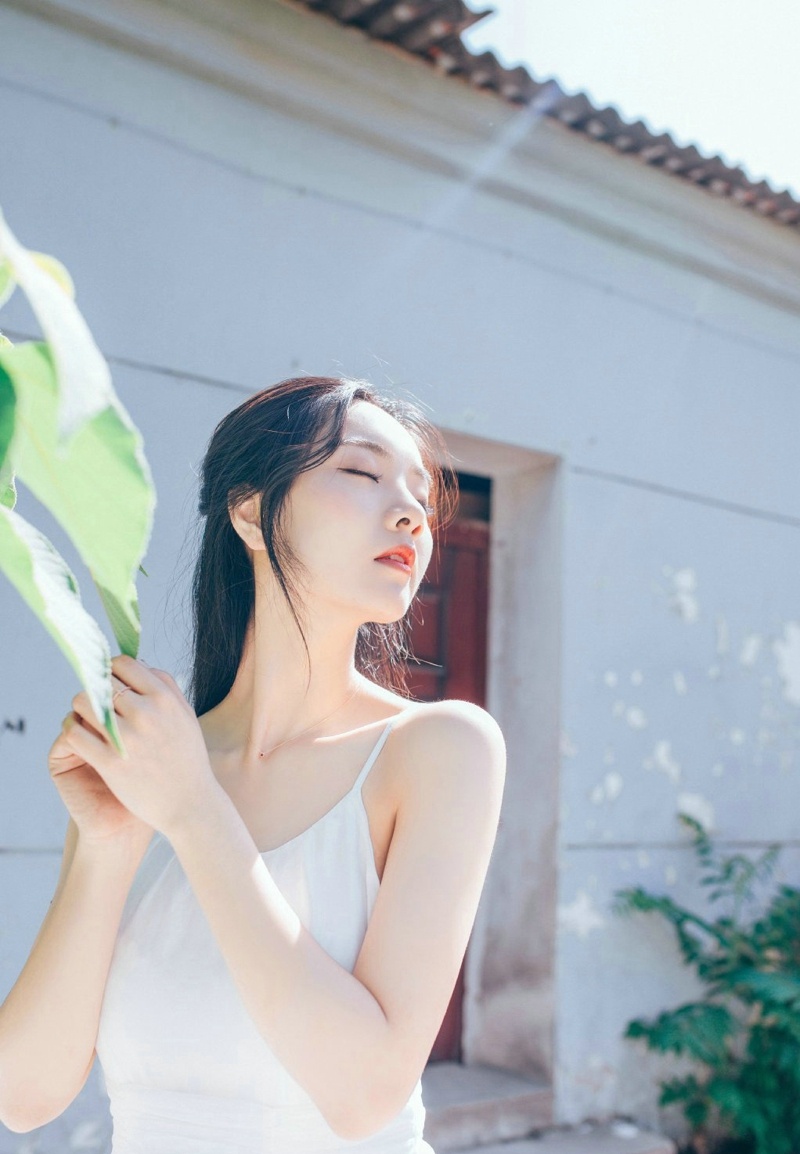 白皙吊带美女性感酥肩玉腿仙气养眼写真