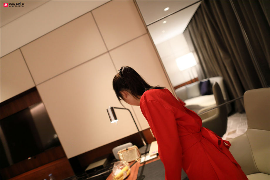 ROSI写真 清纯美女紧致美臀香艳私拍诱惑写真图片