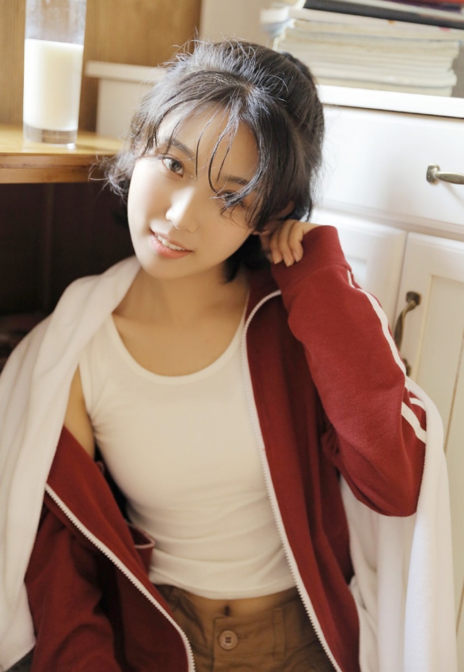 运动服少女吊带背心性感酥胸美腿写真图片