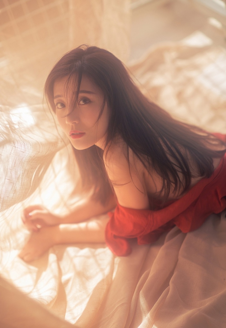 性感红衣美女床上大胆裸露玉背诱惑写真图片