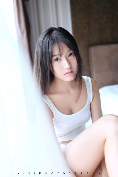 水嫩肌肤美女性感背心床上露胸诱惑