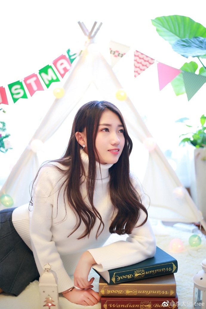 长发美女圣诞节美腿福利秀雅绝俗写真图片