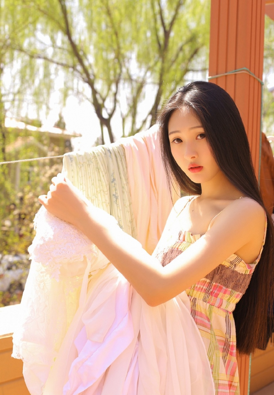 性感吊带美女长发披肩艳若桃李阳光下迷人写真