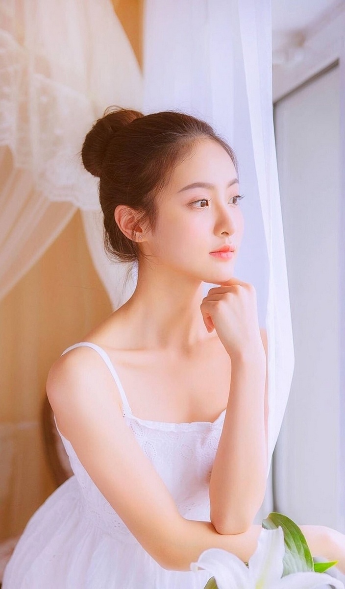 丸子头清纯美少女抹胸吊带秀雅绝俗写真图片