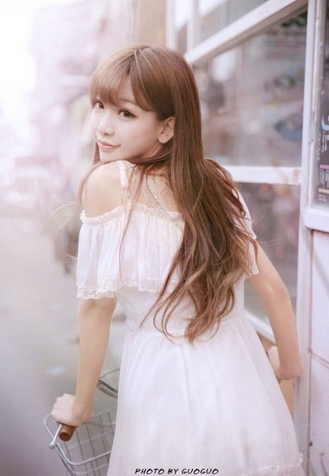 大眼清纯美女诱人香肩雪白蕾丝公主裙养眼生活照