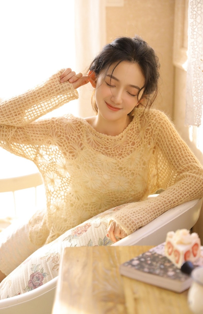 性感香肩混血美女镂空衫美腿真空诱人图片