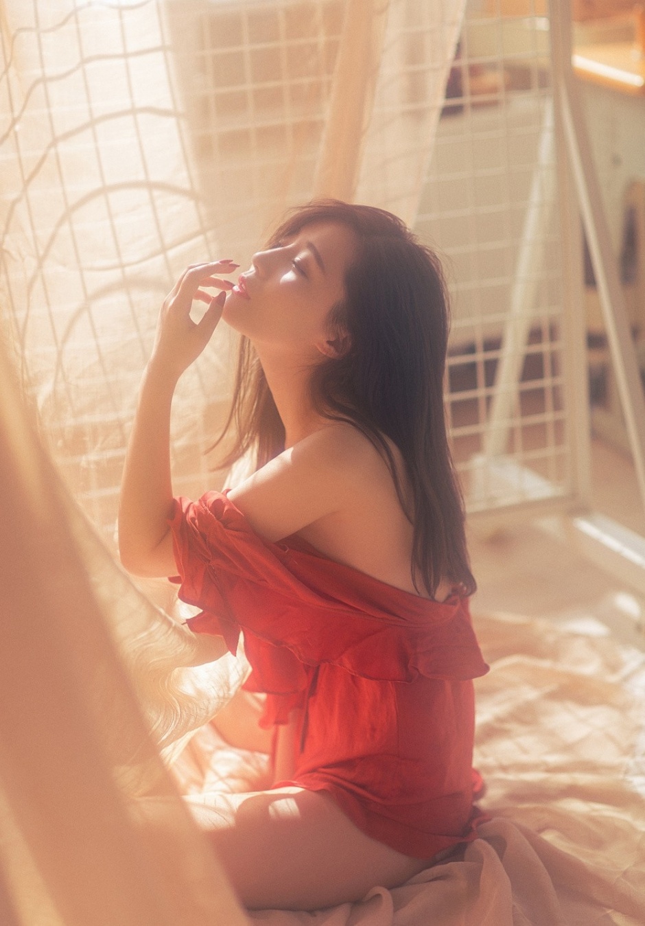 性感红衣美女床上大胆裸露玉背诱惑写真图片