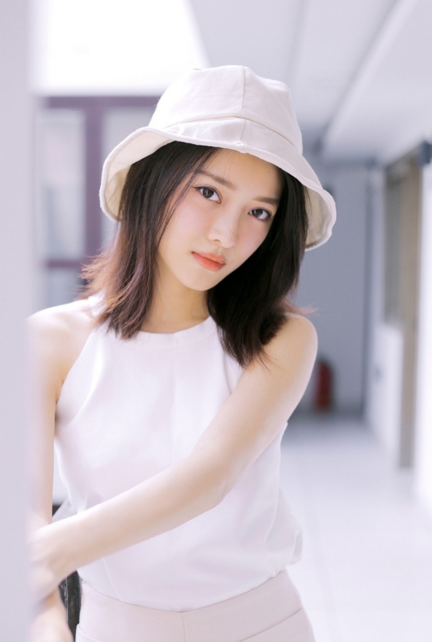 神似舒淇清纯白嫩短发熟女时尚魅力生活写真图片