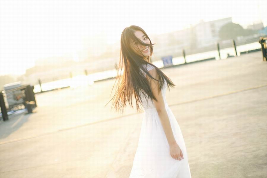 清纯美女赵洁夕阳下白色长裙明艳唯美写真图片
