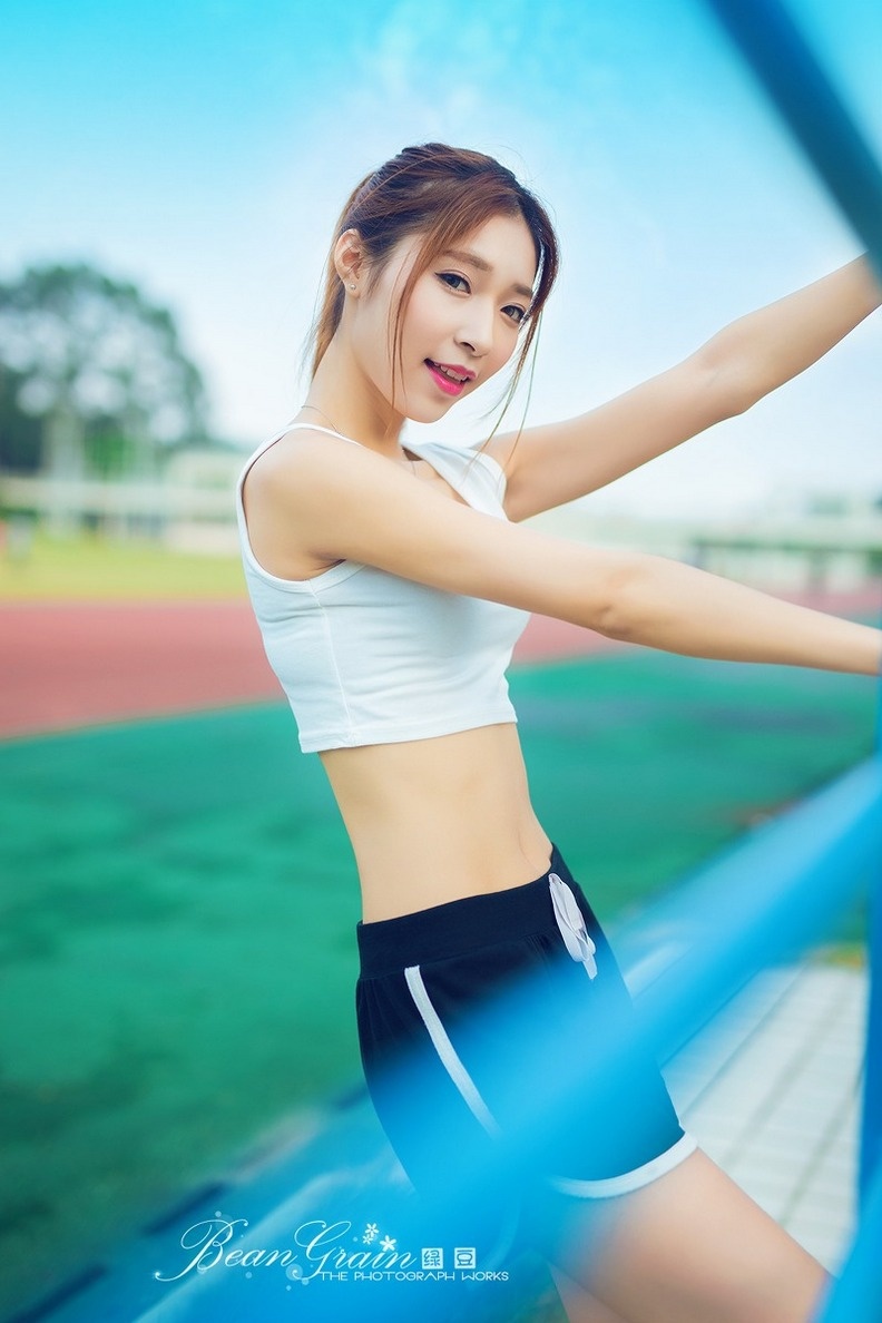 休闲运动装美女清纯白皙校园操场大秀性感小蛮腰