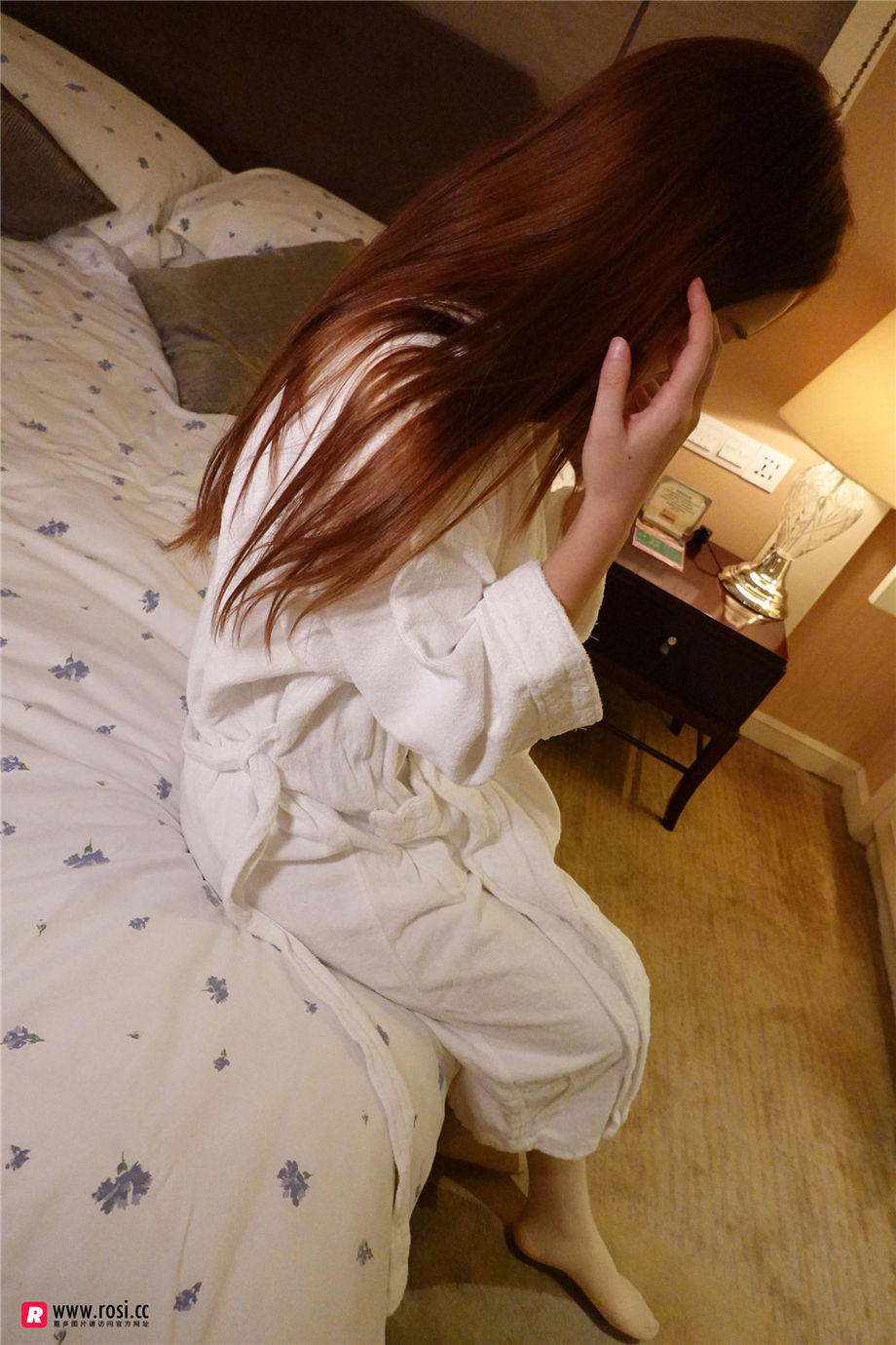 ROSI写真 翘臀美少女酒店撩人私拍人体艺术大尺度写真图片