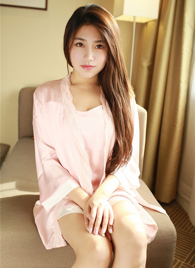 性感美女许诺Sabrina室内迷人睡衣写真照