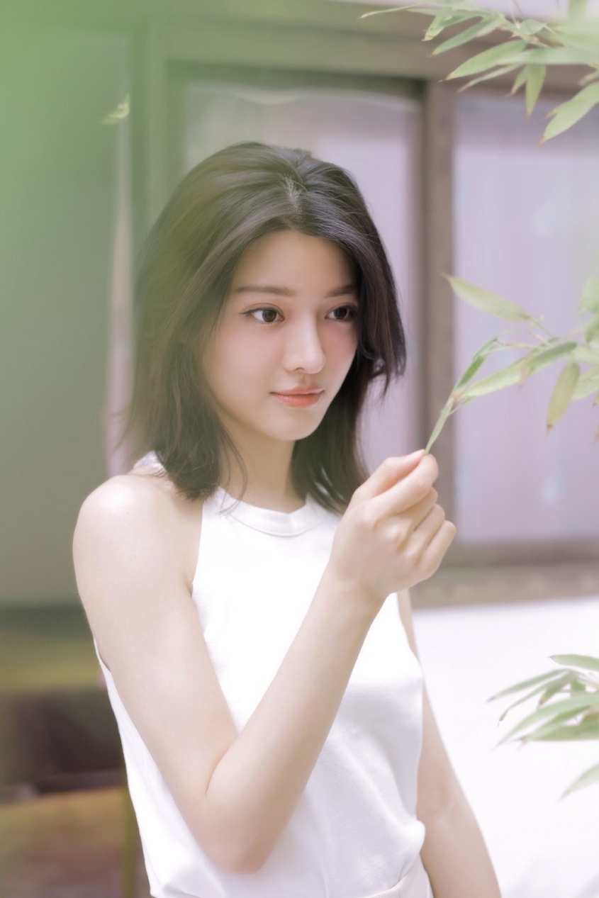 神似舒淇清纯白嫩短发熟女时尚魅力生活写真图片