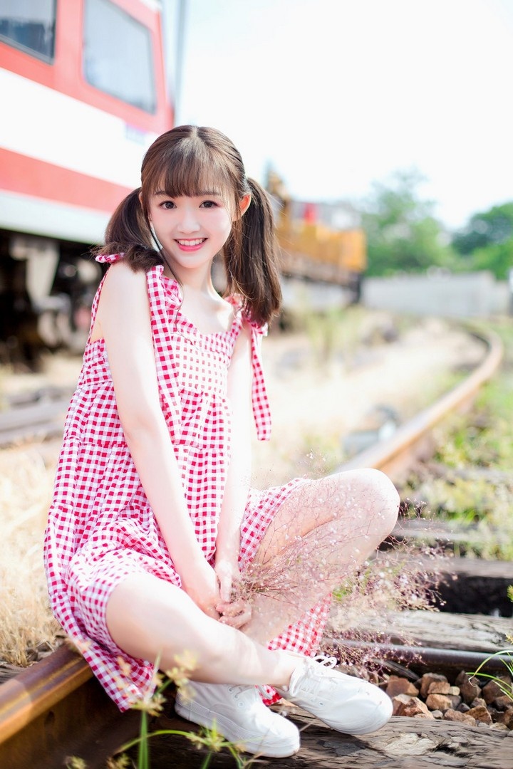 00后清纯刘海美女粉红格子裙火车铁轨写真图片