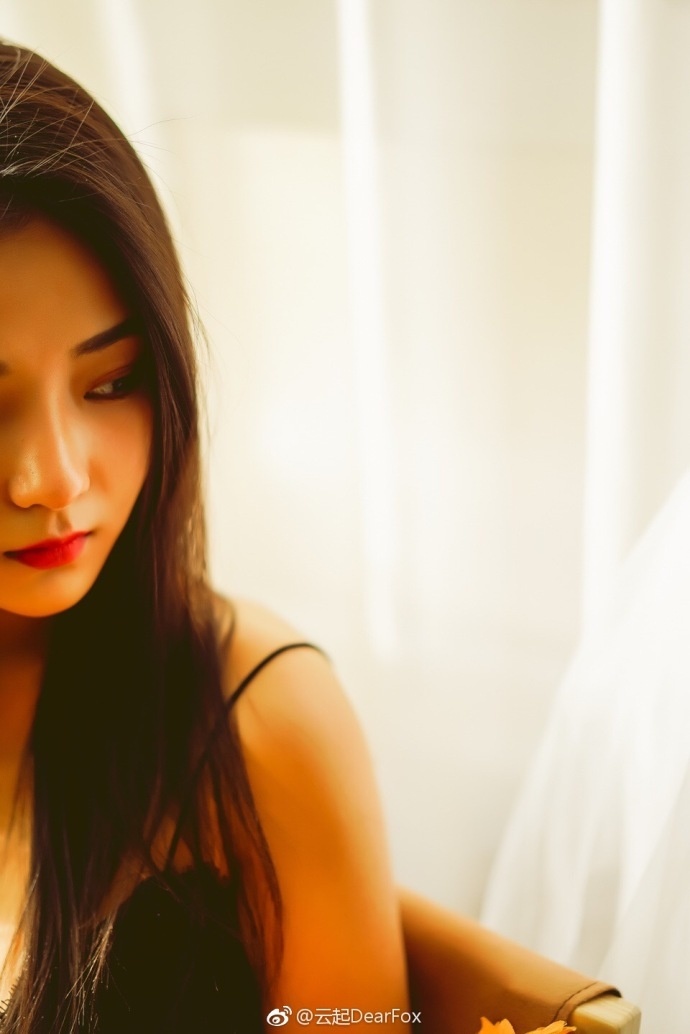 优雅冷艳美女吊带深v礼裙妖娆妩媚图片