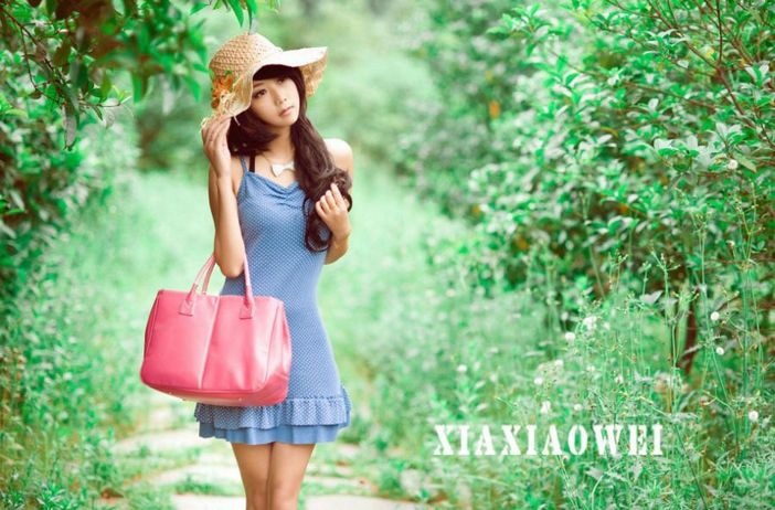 清纯美女夏小薇头戴遮阳帽户外踏青性感吊带裙展露好身材