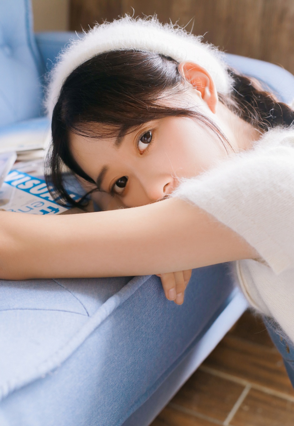 背带牛仔裤美女白皙肌肤气质清纯图片