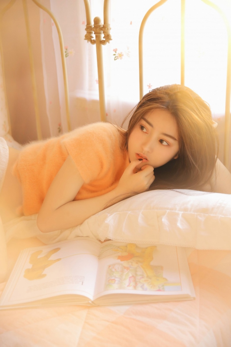 嫩白美腿少女卧室大胆开放性感小蛮腰养眼写真图片