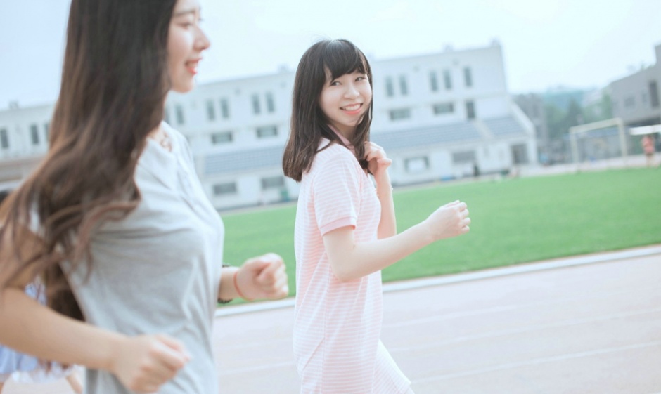 校园清新姐妹花青春活力气息阳光写真图片