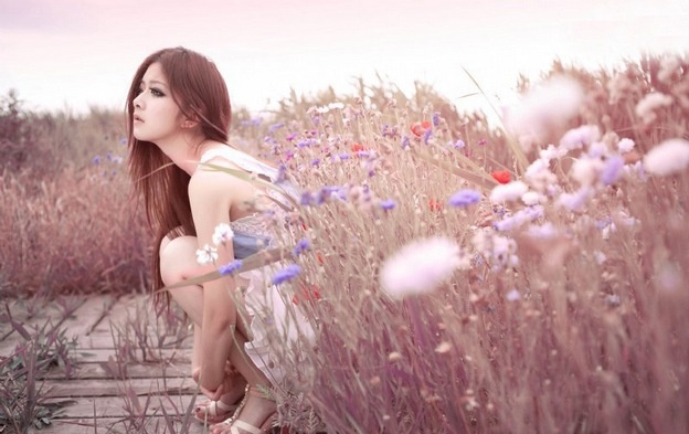 超漂亮的清纯气质混血美女花丛中梦幻写真