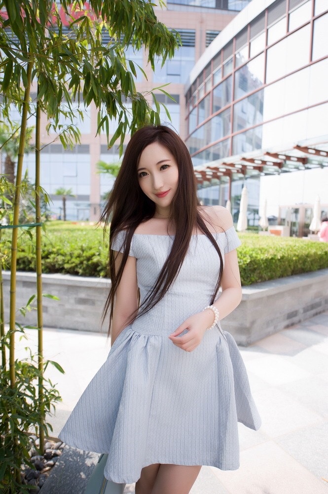 瓜子脸网红女神清纯妩媚户外长腿酥肩街拍写真