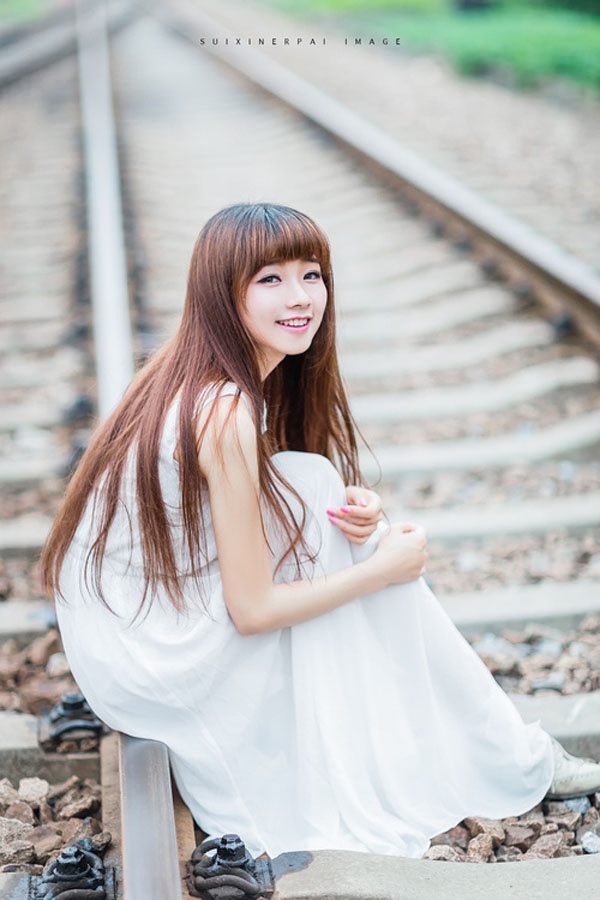 清纯白皙美女铁轨上甜笑迷人写真图片