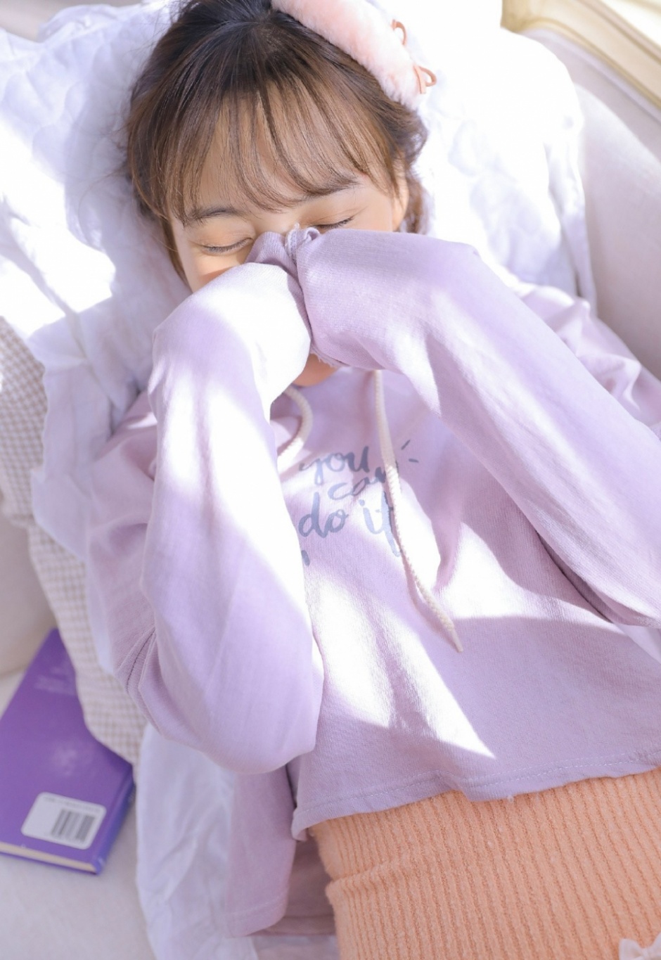 古灵精怪邻家少女白嫩长腿个性造型艺术摄影图片