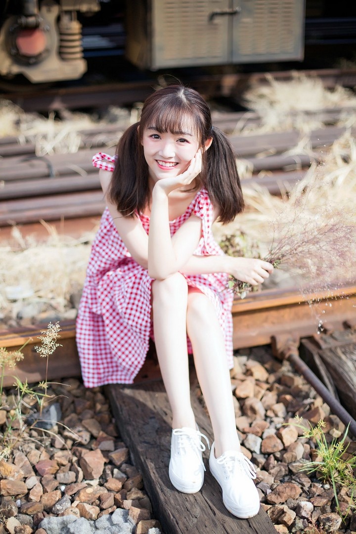 00后清纯刘海美女粉红格子裙火车铁轨写真图片