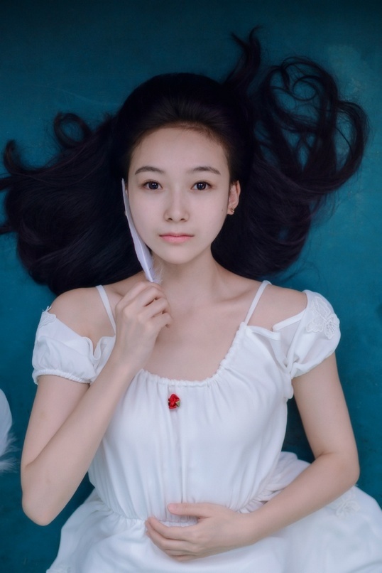 恋上羽毛的吊带白裙女孩唯美写真照