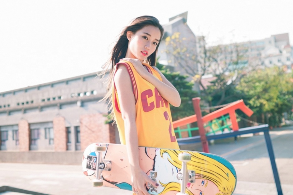 火辣美女校花中袜美腿运动服操场滑板美拍