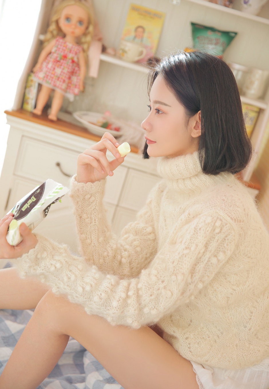 毛衣美女漂亮瓜子脸白嫩美腿私房图片