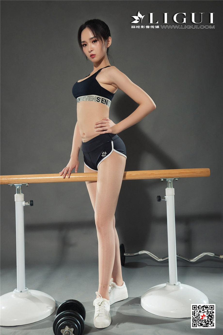 Ligui丽柜 性感翘臀小姐姐小戈诱人美腿玉足勾引写真图片