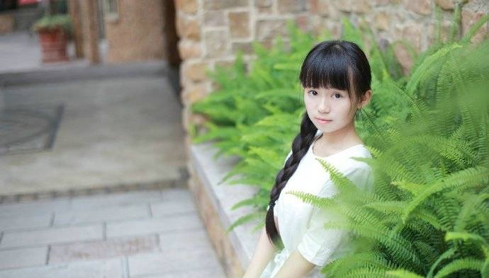 清纯麻花辫稚嫩少女阳光靓丽元气十足