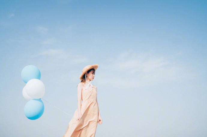 文艺范美女长发披肩五官清秀户外图片