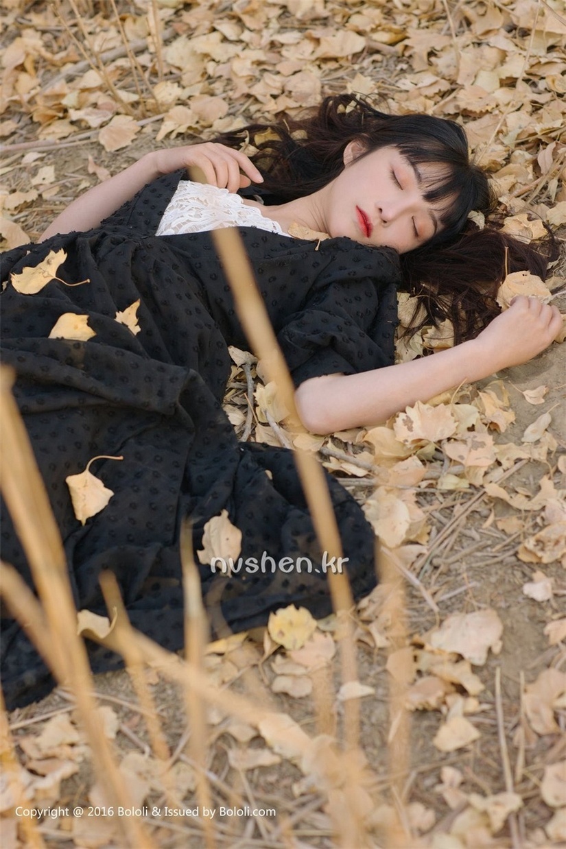 素雅高挑美女沙漠胡杨林唯美写真图片