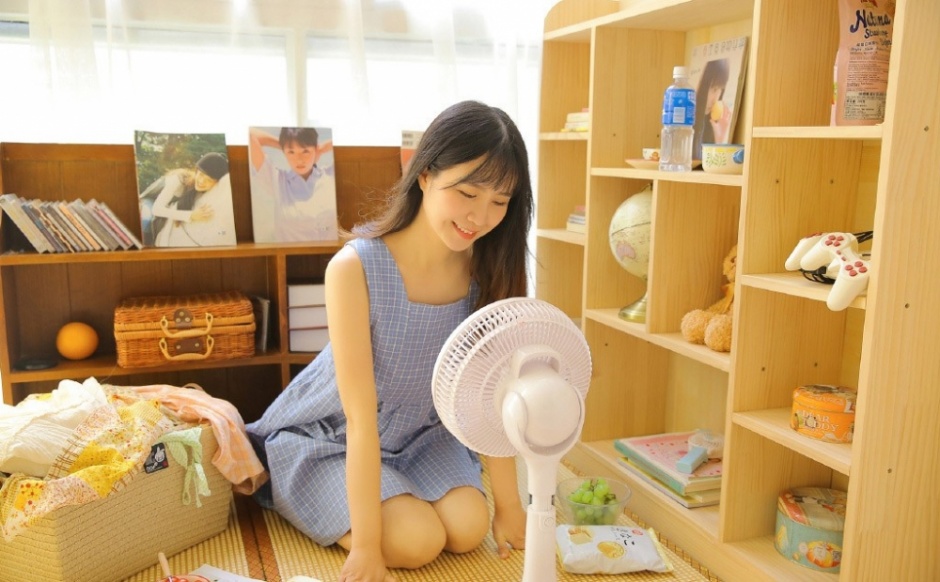 白皙美女萝莉长发披肩露齿甜笑居家图片