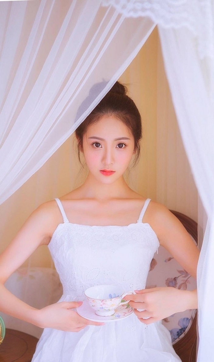 丸子头清纯美少女抹胸吊带秀雅绝俗写真图片