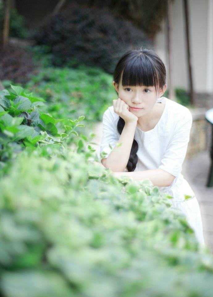 清纯麻花辫稚嫩少女阳光靓丽元气十足