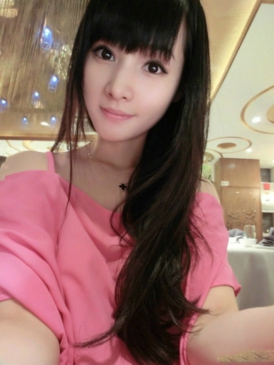 黑长直清纯大眼软萌妹俏皮可爱生活自拍美图