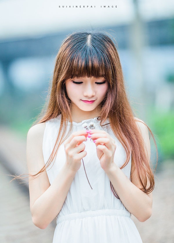 清纯白皙美女铁轨上甜笑迷人写真图片