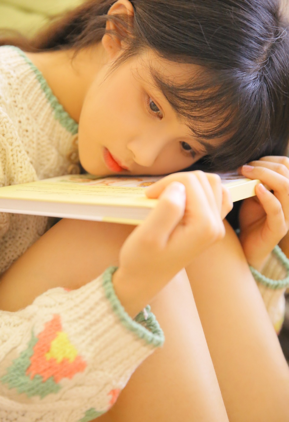 空气刘海美女精致侧颜唇红齿白居家图片