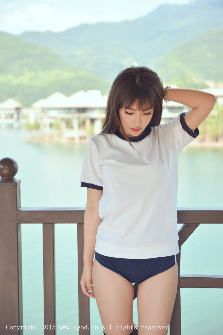 人气美女朱若慕Akiki超短热裤户外美腿撩人