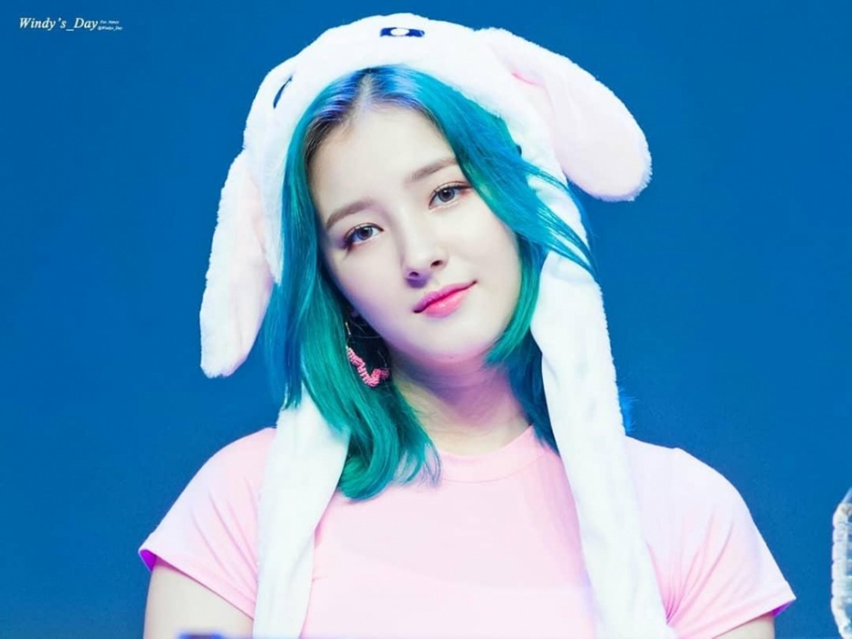 韩国美女清纯甜美户外大长腿养眼嫩模写真图片