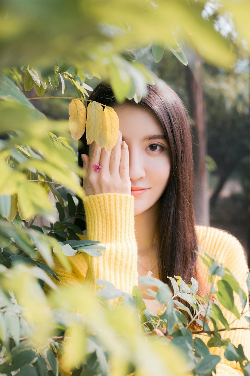 白皙肌肤大美女惊艳双眸户外清纯写真图片