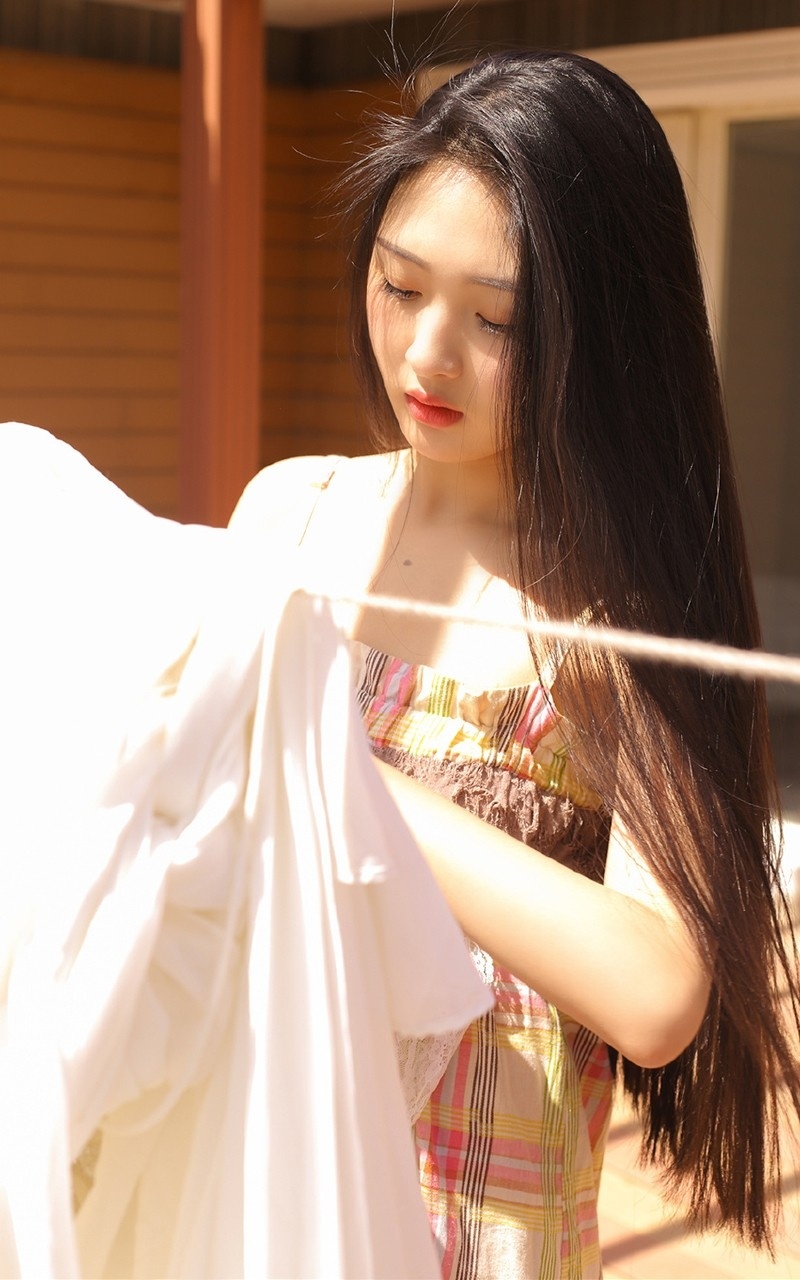 性感吊带美女长发披肩艳若桃李阳光下迷人写真