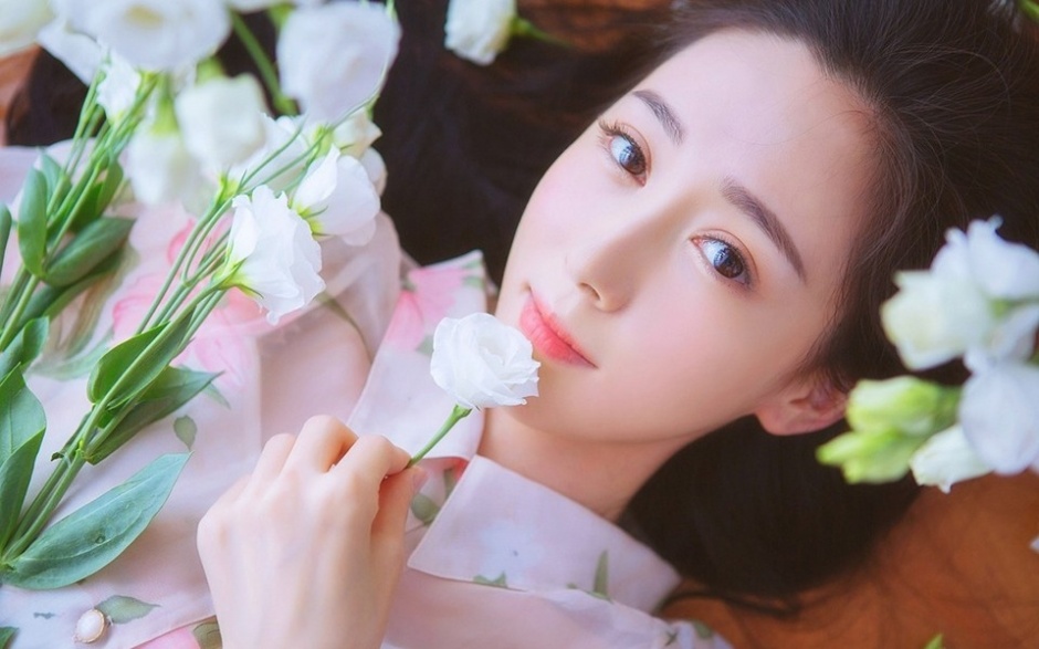 国色天香美少女精致粉嫩容颜双眸迷人写真图片